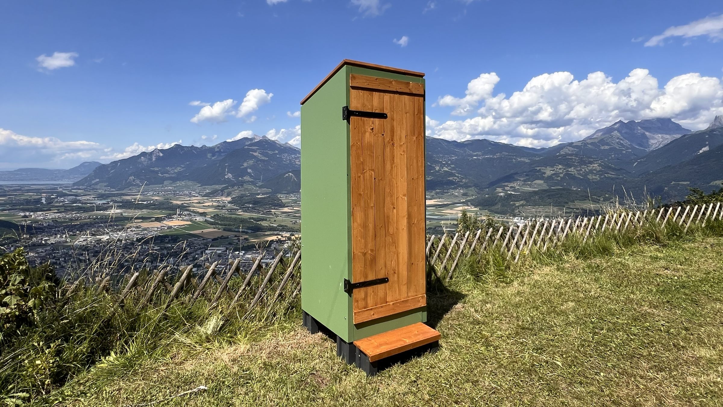 Cabine BioQa sur un alpage face à la vallée